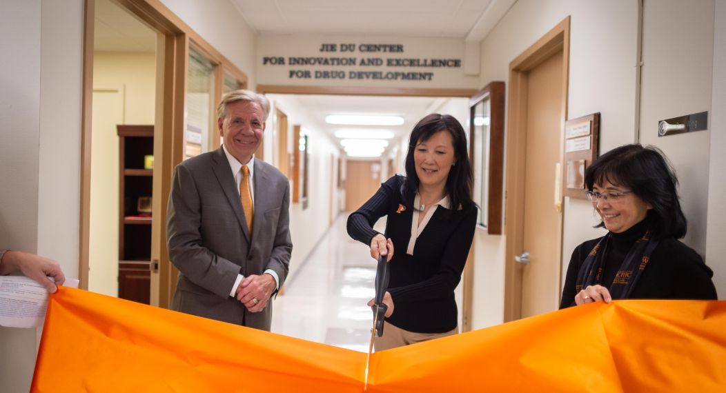 President Callahan, Dr. Jie Du and Dean Rae Matsumoto at ribbon cutting