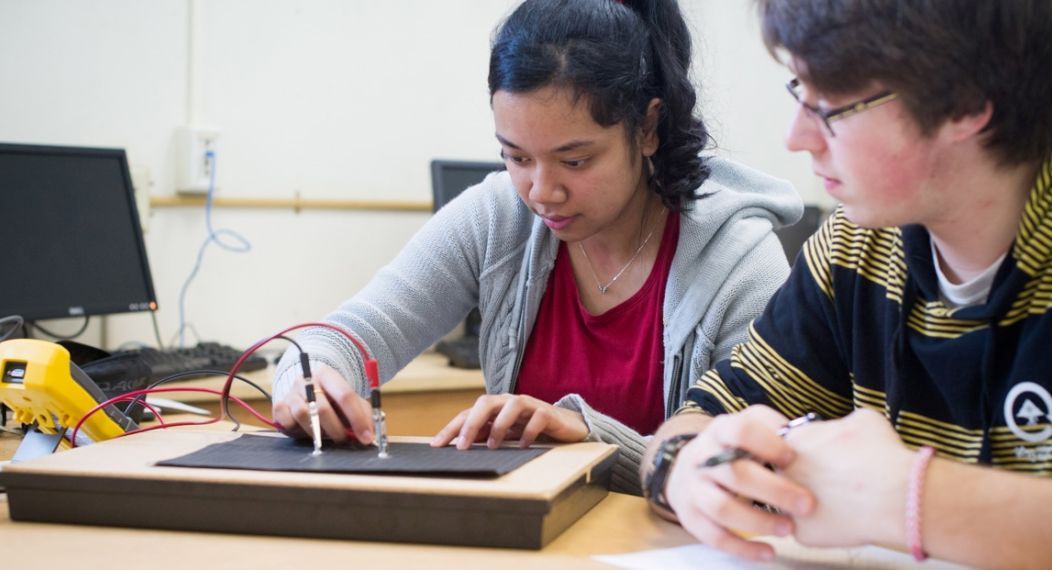 2 students with ee table