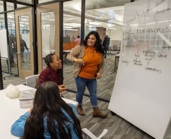 Pacific psychology student works with middle school children