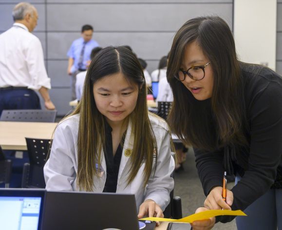 PharmD student with faculty member Yvonne Mai