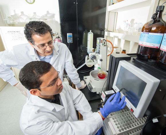 Mamoun M. Alhamadsheh in lab with research assistant 